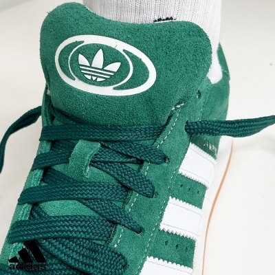 Ténis verde camurça Adidas com riscas brancas e atacadores verdes