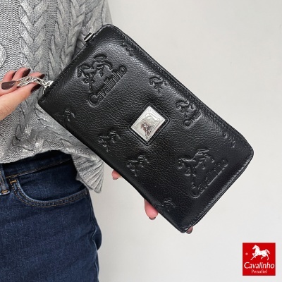 Carteira preta em pele com padrão Cavalinho em relevo e fecho prateado