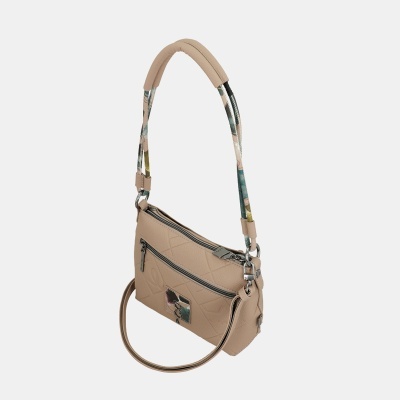 Mala bege com padrão matelassé e alças estampadas