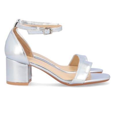 Sandália feminina prateada com salto médio e tira de fivela no tornozelo