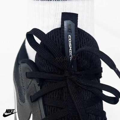 Sapatilha desportiva Nike Cosmos preta com cadeados e meia branca
