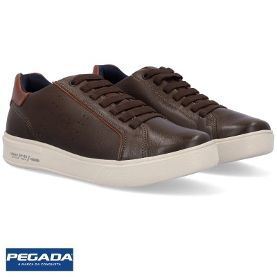 Ténis castanhos escuros com sola branca e detalhe castanho claro, logótipo PEGADA