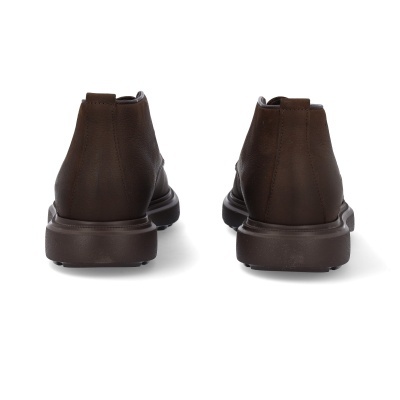 Botas castanhas escuras de pele vistas de trás com sola castanha escura