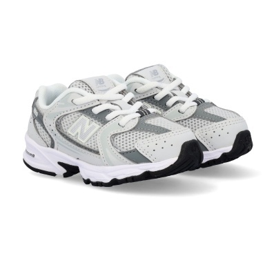 Ténis running cinza claro e branco New Balance com detalhes pretos