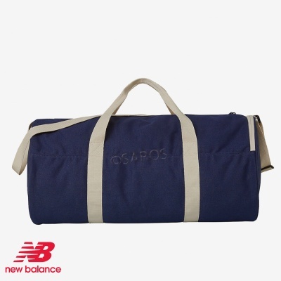Saco desportivo azul com alças bege e logótipo New Balance vermelho
