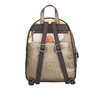 Mochila pequena de pele castanha e bege com alças reguláveis e padrão colorido