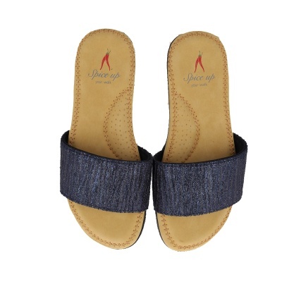 Chinelos castanhos claros com pala azul escura texturada e marca 'Spice up you wax'