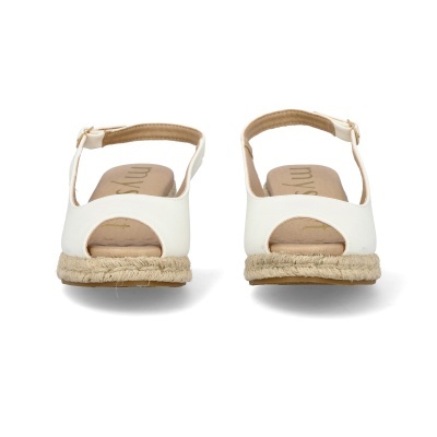 Sandálias brancas com salto em corda e tira com fivela