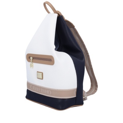 Mochila bicolor branca e azul escuro com detalhes bege e alças ajustáveis