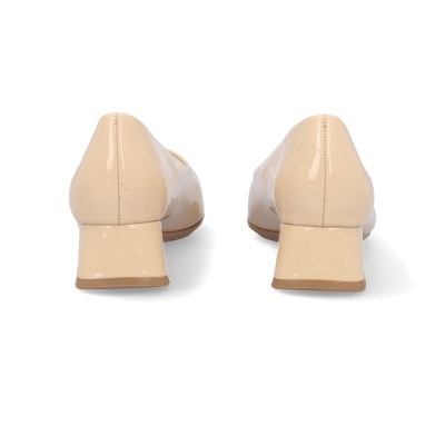 Sapatos de salto médio grosso em verniz bege vistos de trás