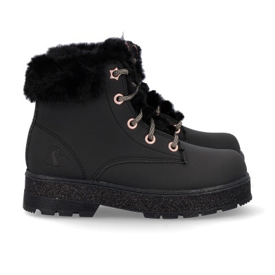 Botas pretas com sola preta brilhante e pelo preto no topo