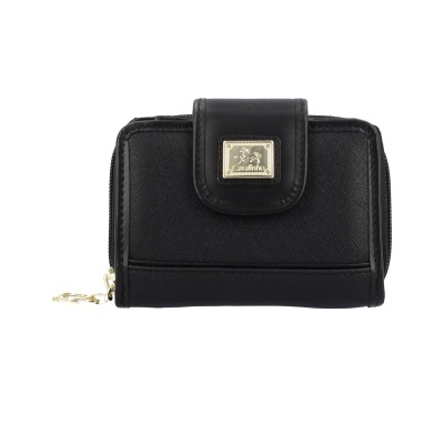 Carteira preta em material sintético com fecho e plaqueta dourada