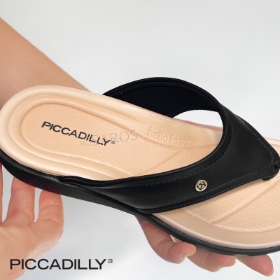 Chinelo PICCADILLY preto com sola bege segurado por uma mão