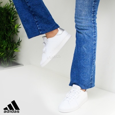 Ténis Adidas brancos em pele com padrão perfurado e atacadores brancos