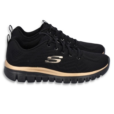 Sapatilhas pretas com sola preta e faixa dourada, logo S dourado na lateral.