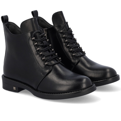 Botins pretos em pele com atacadores e sola preta
