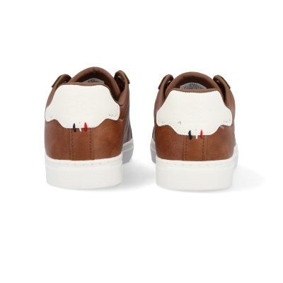 Ténis castanhos e brancos vistos por trás sobre fundo branco