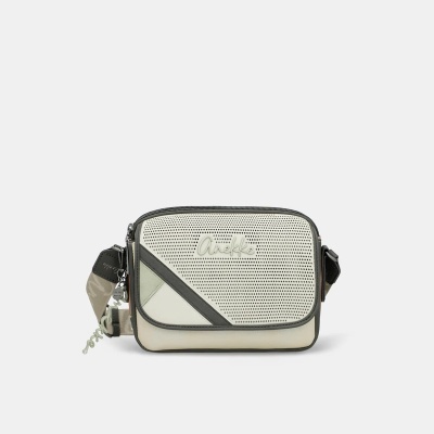 Mala de senhora branca e creme com textura perfurada e logótipo Anekke