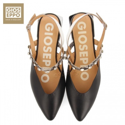 Sapatos pretos com tiras em padrão de cobra e detalhes em pele castanha da marca GIOSEPPO