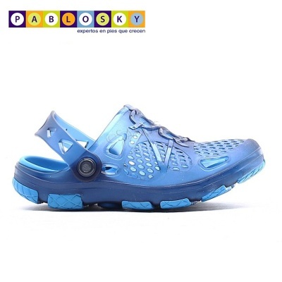 Sabata desportiva azul com orifícios e tira ajustável