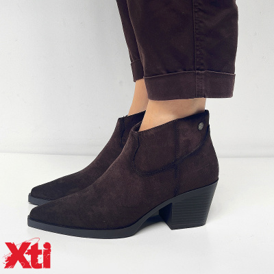 Botins castanhos de camurça com salto grosso e logo Xti