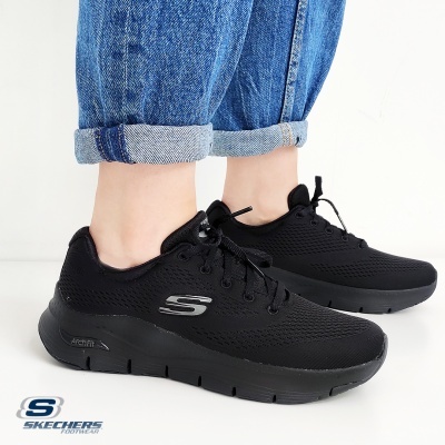 Ténis pretos Skechers com sola preta e logo prateado em fundo branco
