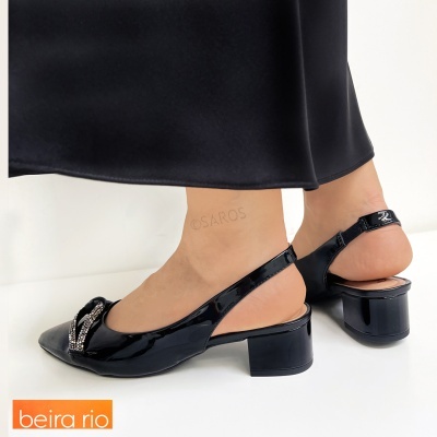 Sapatos pretos de salto médio com detalhe de strass e precisão