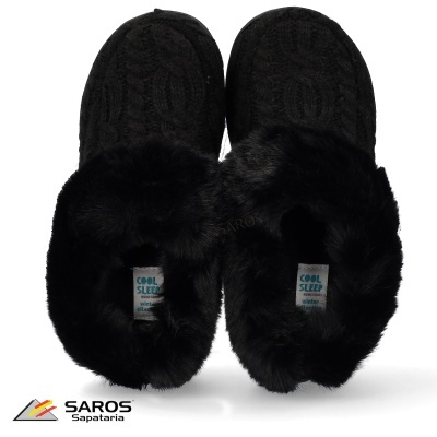 Chinelos pretos com textura trançada e interior em pelo preto