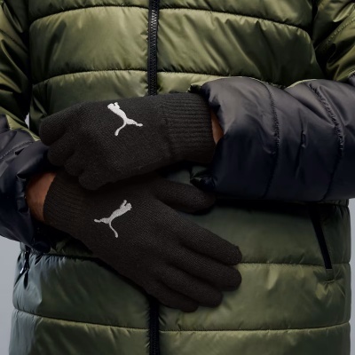 Luvas pretas de malha com logótipo Puma branco e casaco acolchoado verde com mangas pretas.