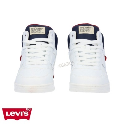 Ténis brancos Levi's com detalhes vermelhos e azuis em fundo branco