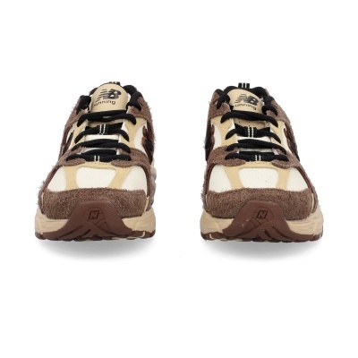 Sapatilhas New Balance castanhas e bege vistas de frente