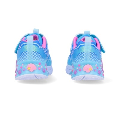 Sapatilhas infantis azuis com decoração de conchas e estrelas no salto, vista traseira.