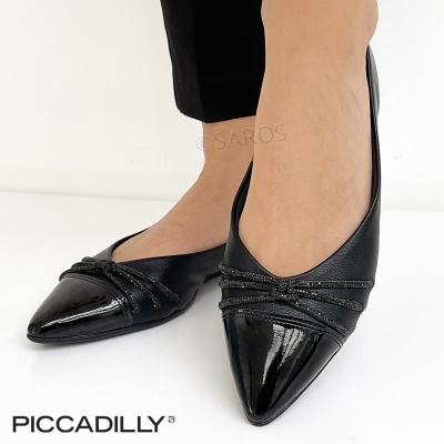 Sapatos femininos pretos tipo ballerina com ponta em verniz e detalhe de laçarote