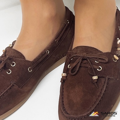 Sapatos mocassins castanhos em camurça com atacadores e detalhes dourados