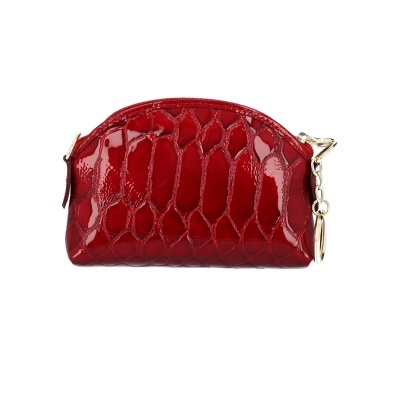 Carteira pequena vermelha com textura de pele de crocodilo e fecho dourado