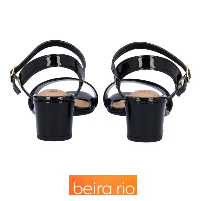 Sandálias femininas pretas brilhantes com salto bloco médio e tiras com fivela