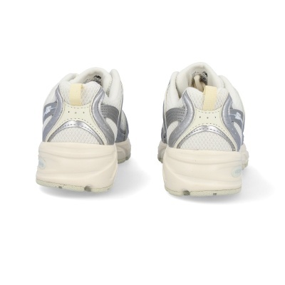 Sapatilhas desportivas brancas e cinzentas vistas de trás