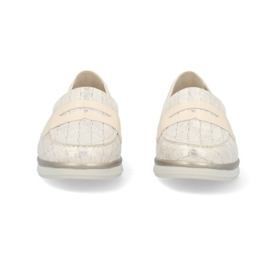 Mocassins femininos prateados com tira creme e solado branco