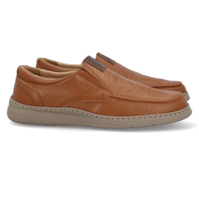 Sapatos masculinos de couro castanho com sola bege em fundo branco