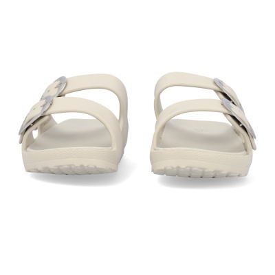 Sandálias bege com duas tiras e fivelas metálicas em fundo branco