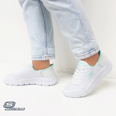 Ténis Skechers branco e verde água em piso branco