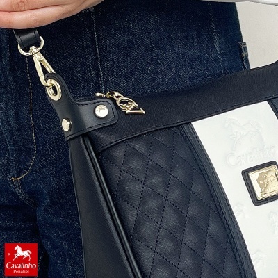 Mala Cavalinho preta e branca com padrão de costura em losango