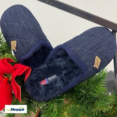 Chinelos de casa azul escuro acolchoados e forrados com pelúcia