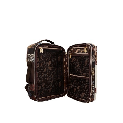 Mochila com interior aberto e padrão animal print