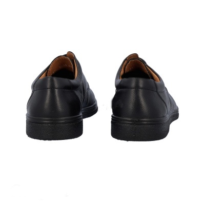 Sapatos masculinos pretos de couro vistos de trás
