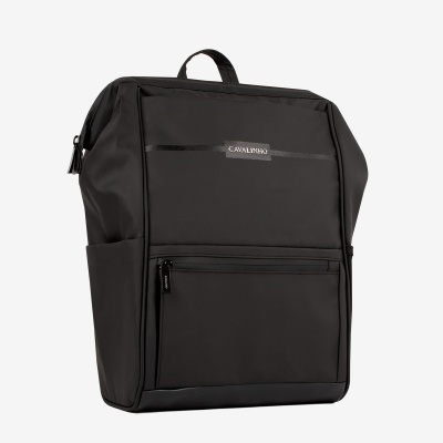 Mochila preta com bolso e marca CAVALINHO