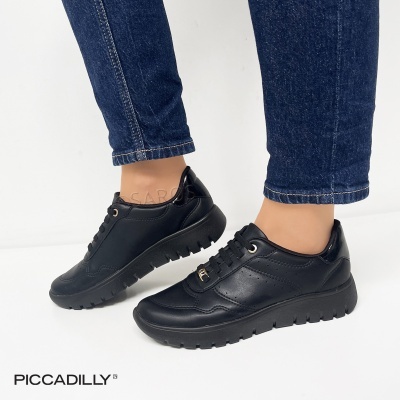 Sapatos pretos em pele com sola grossa e atacadores pretos