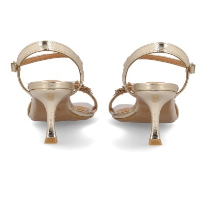 Sandálias de salto médio douradas vistas de trás