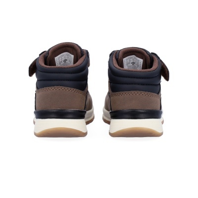 Par de sapatos infantis castanhos e pretos vistos por trás com etiqueta visível