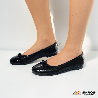 Sapatilhas pretas de verniz com laço decorativo em fundo branco